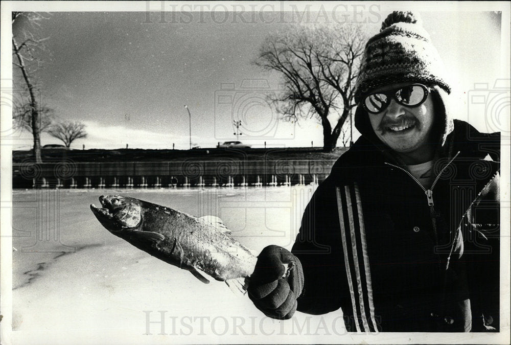 1978 Press Photo John Mollison Naperville Rainbow Trout - Historic Images