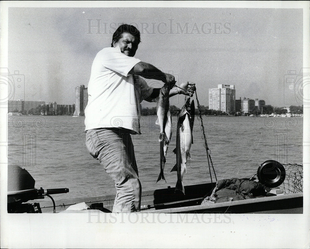 1979 Press Photo John Van Tarsel Salmon Detroti River  - Historic Images