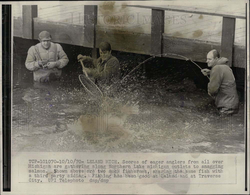 1970 Press Photo Fishing at Lake Michigan. - Historic Images