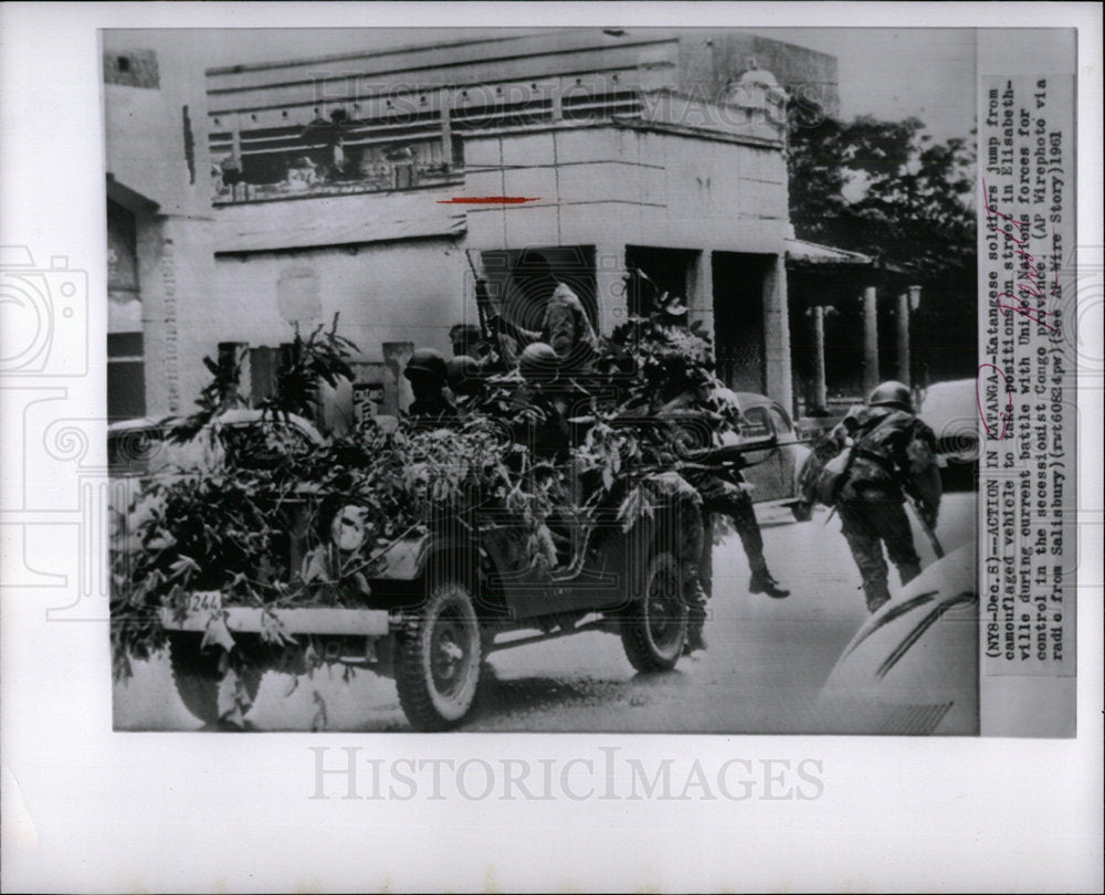 1961 Press Photo Katangese Soldiers Jumping From Vehicl - Historic Images
