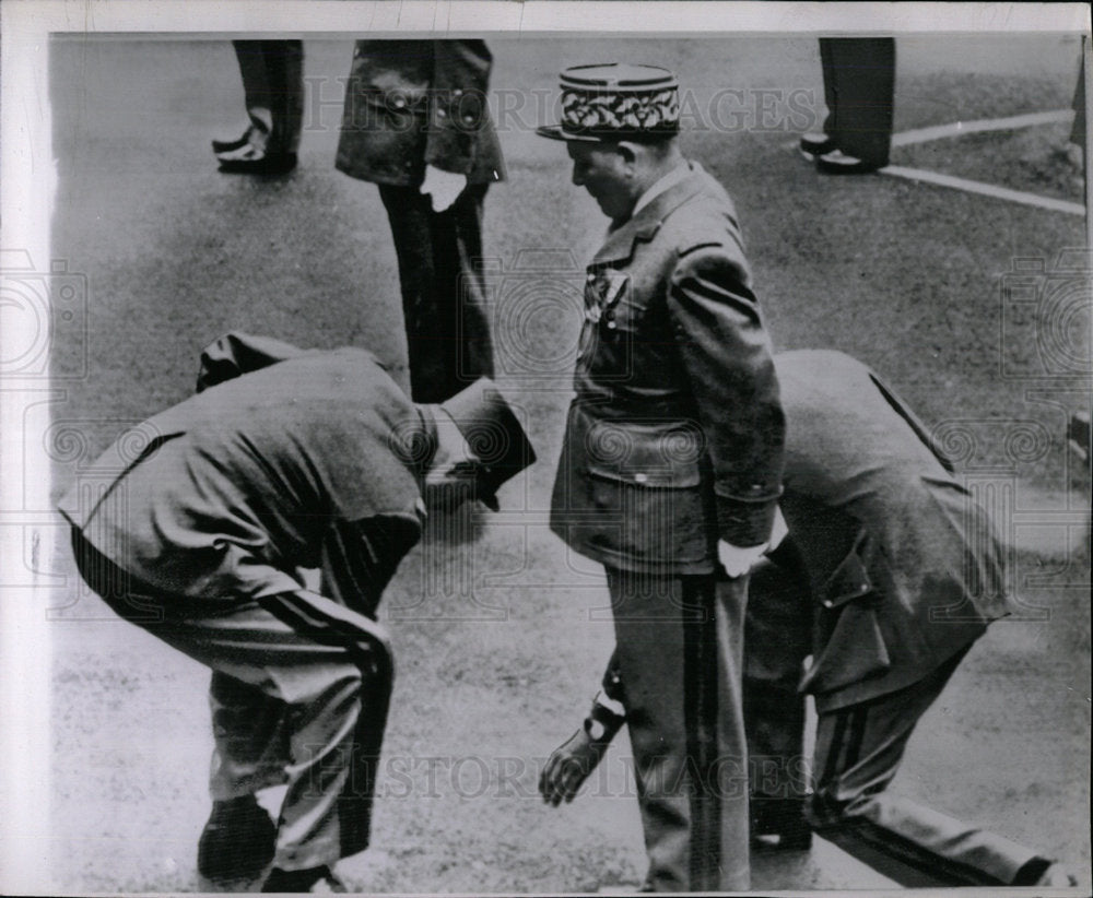 1962 Press Photo  Charles de Gaulle Drops Medal Morel - Historic Images