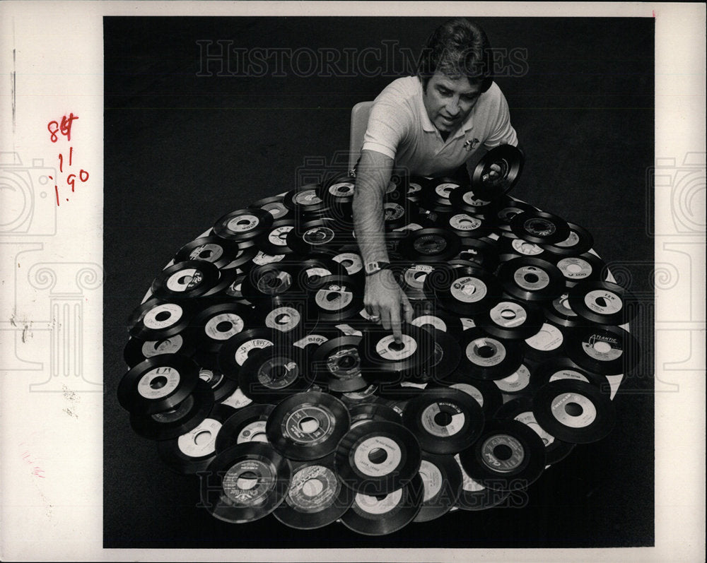 1985 Press Photo Terry Cooter Audio Records Collector - Historic Images