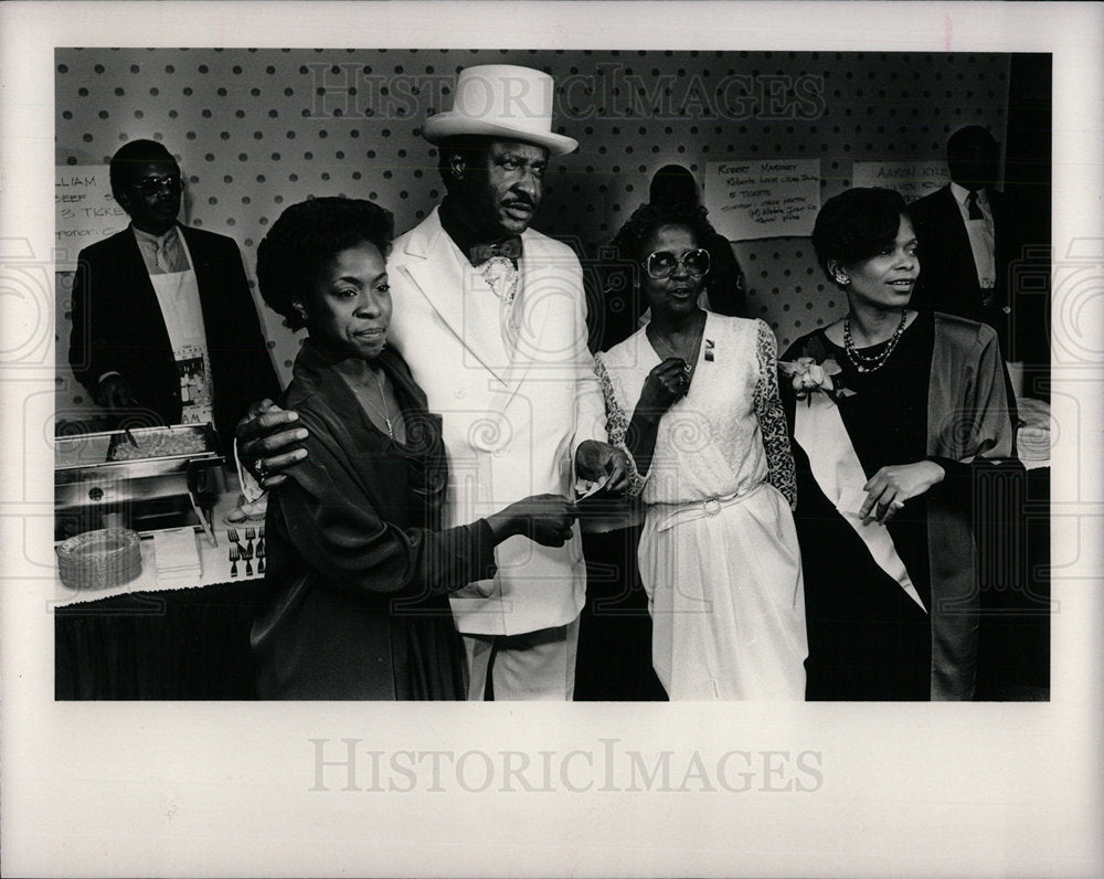 1985 Press Photo Cherry Presents A Check To UNCF - Historic Images