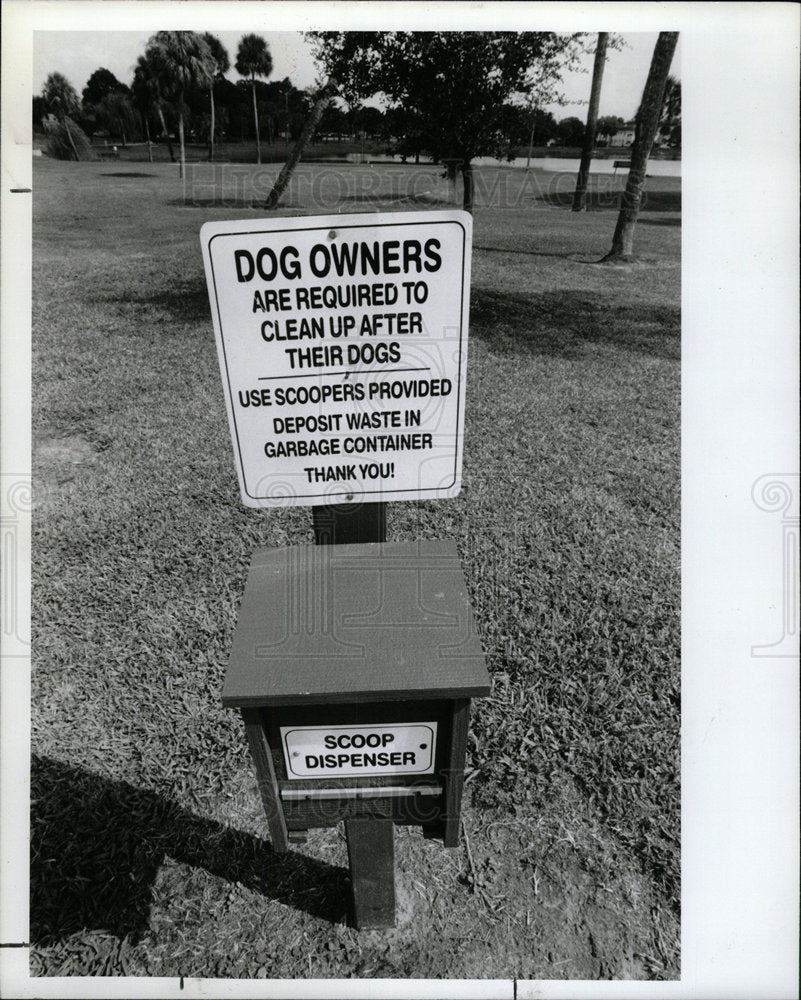 1991 Press Photo Dog Scooper Box Crescent Lake Park - Historic Images
