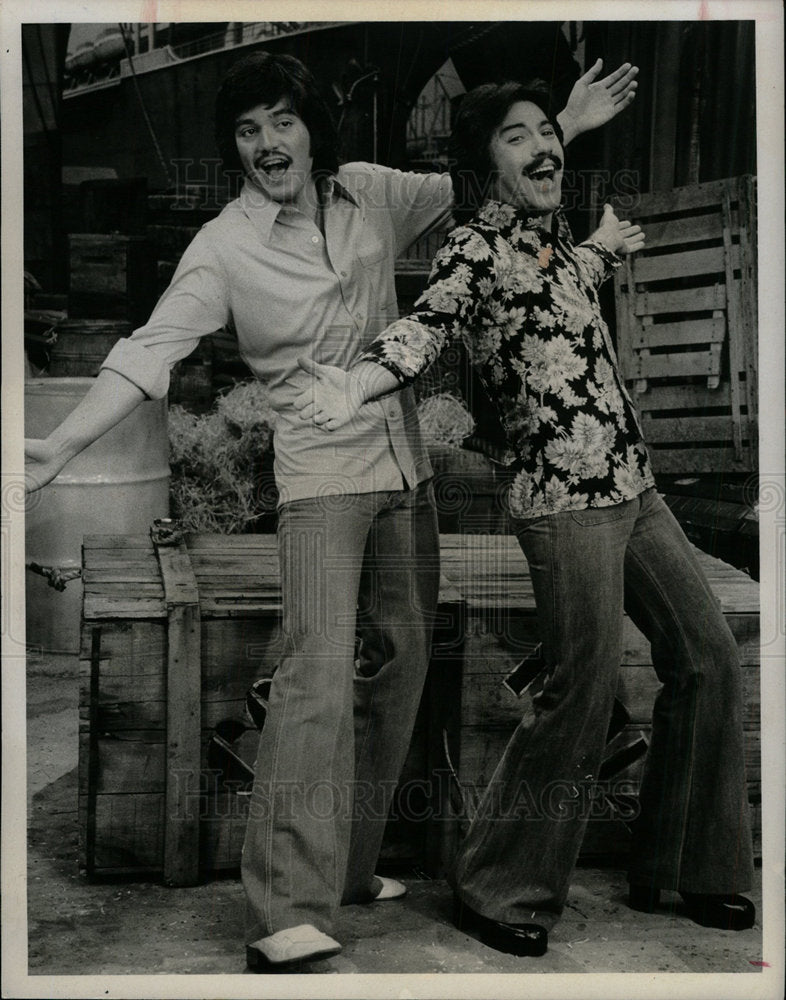 1976 Press Photo Guest Star Freddie Prinze TonyOrlando  - Historic Images