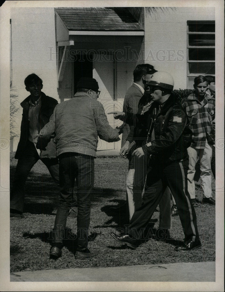 1970 Press Photo policeman gives order - Historic Images