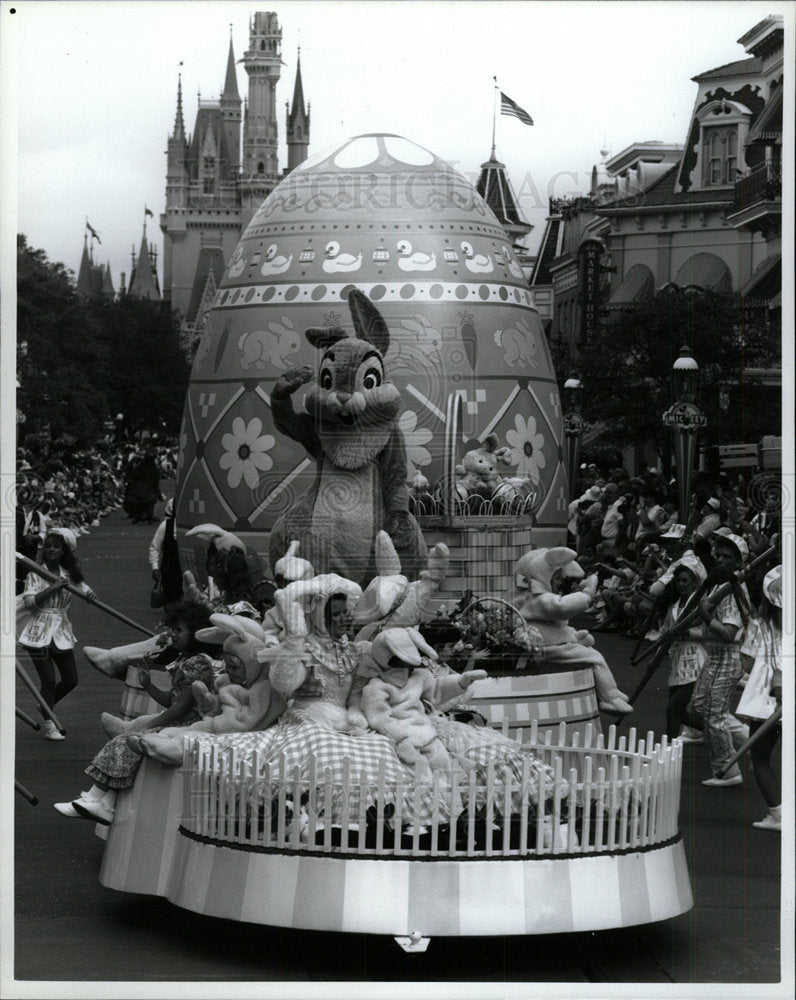 1990 Press Photo Easter Bunny Disney characters parade - Historic Images