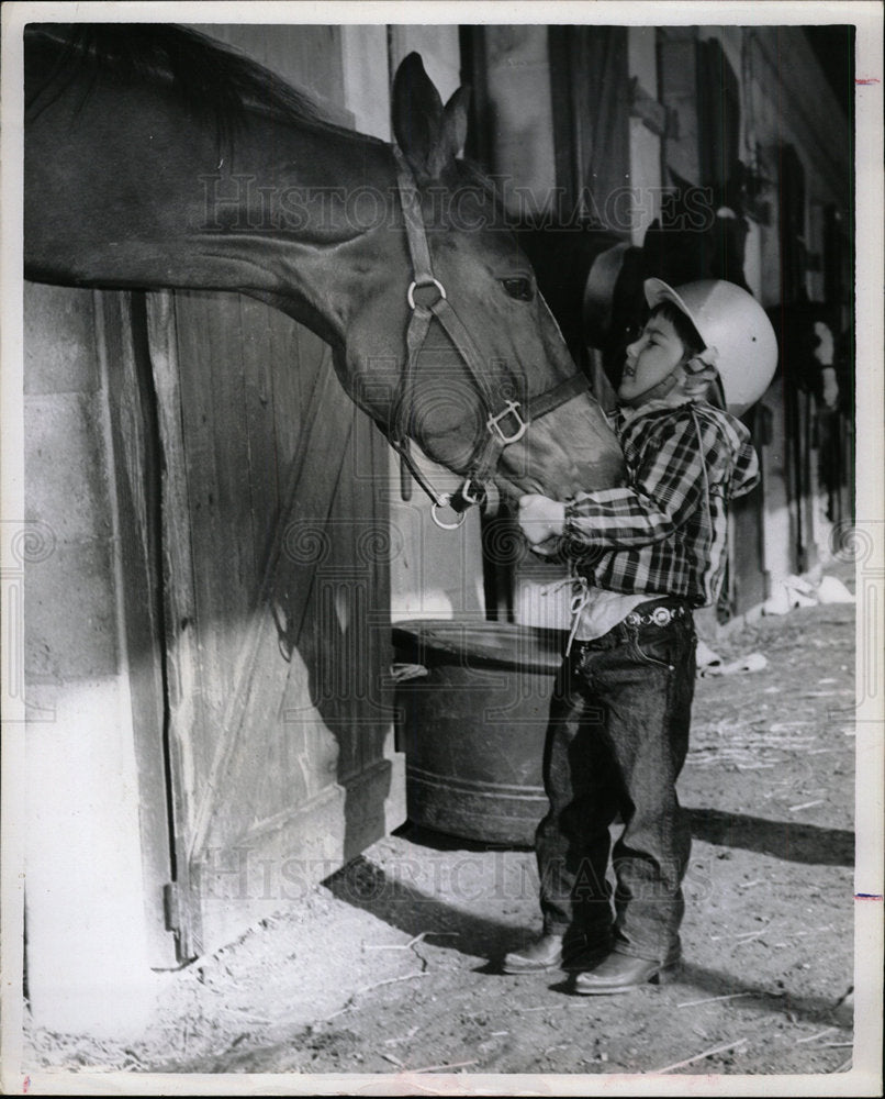 1967 Press Photo Kelly give her horse a big hug. - Historic Images