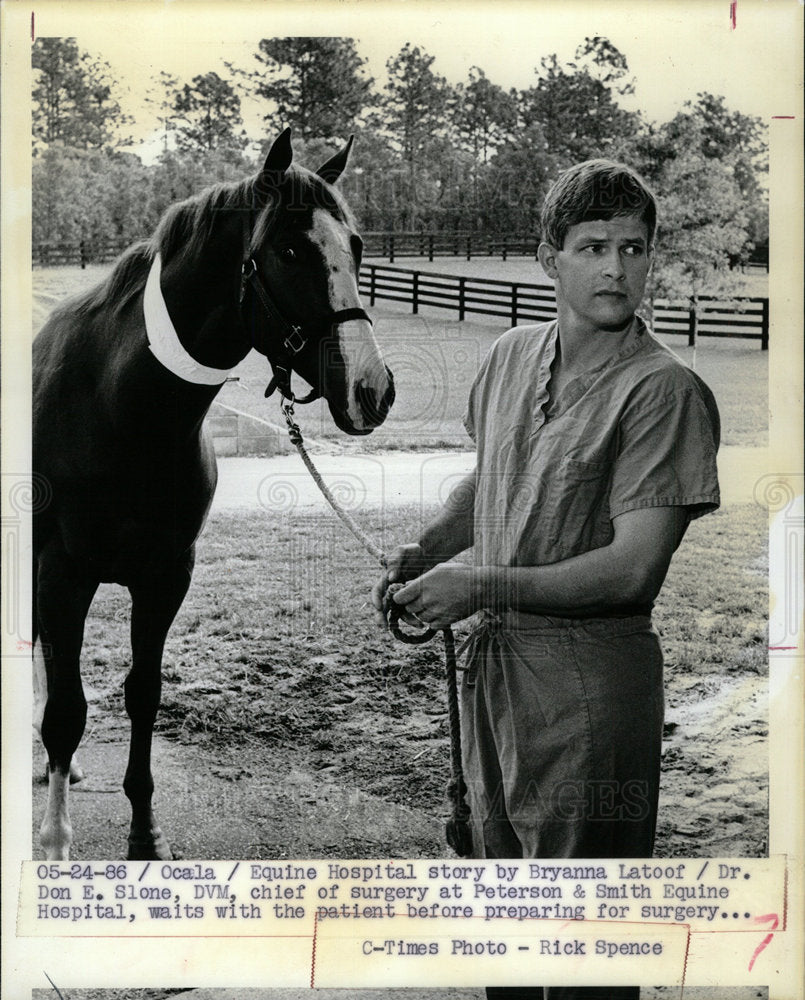 1986 Press Photo Don Slone Chief -Equine Hospital Waits - Historic Images