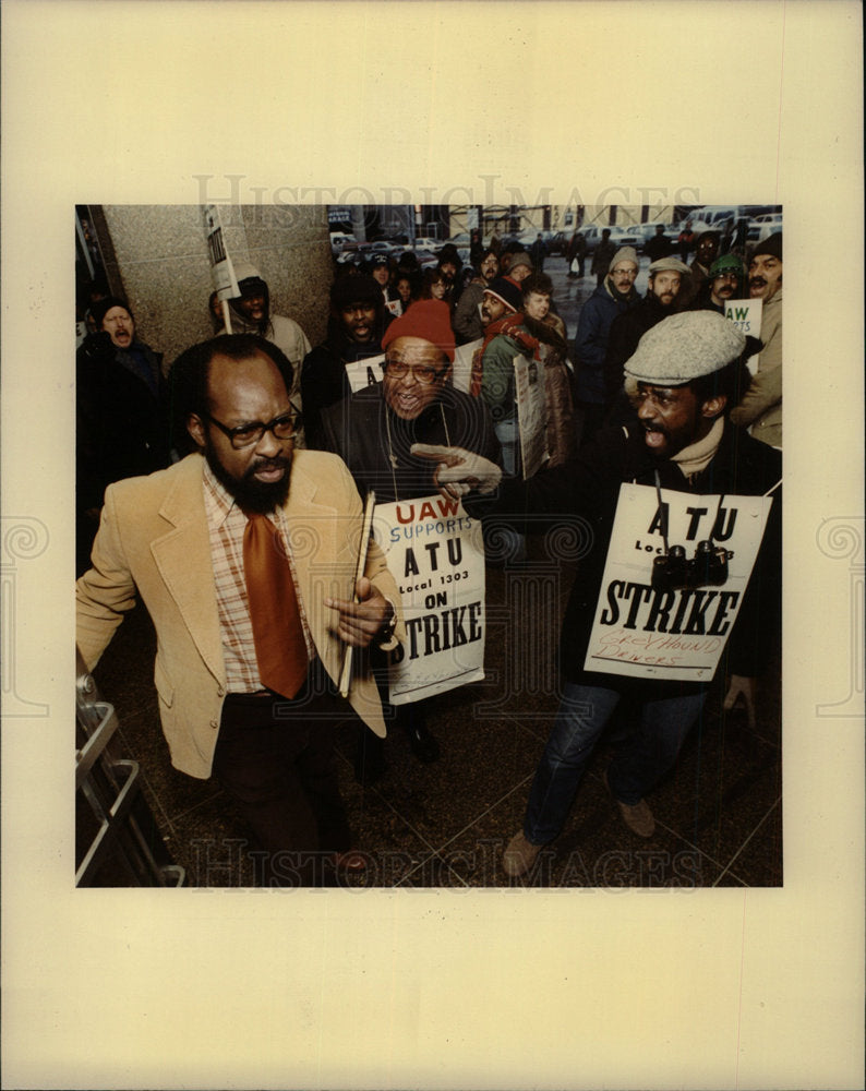 1983 Press Photo Greyhound bus employees on strike. - Historic Images