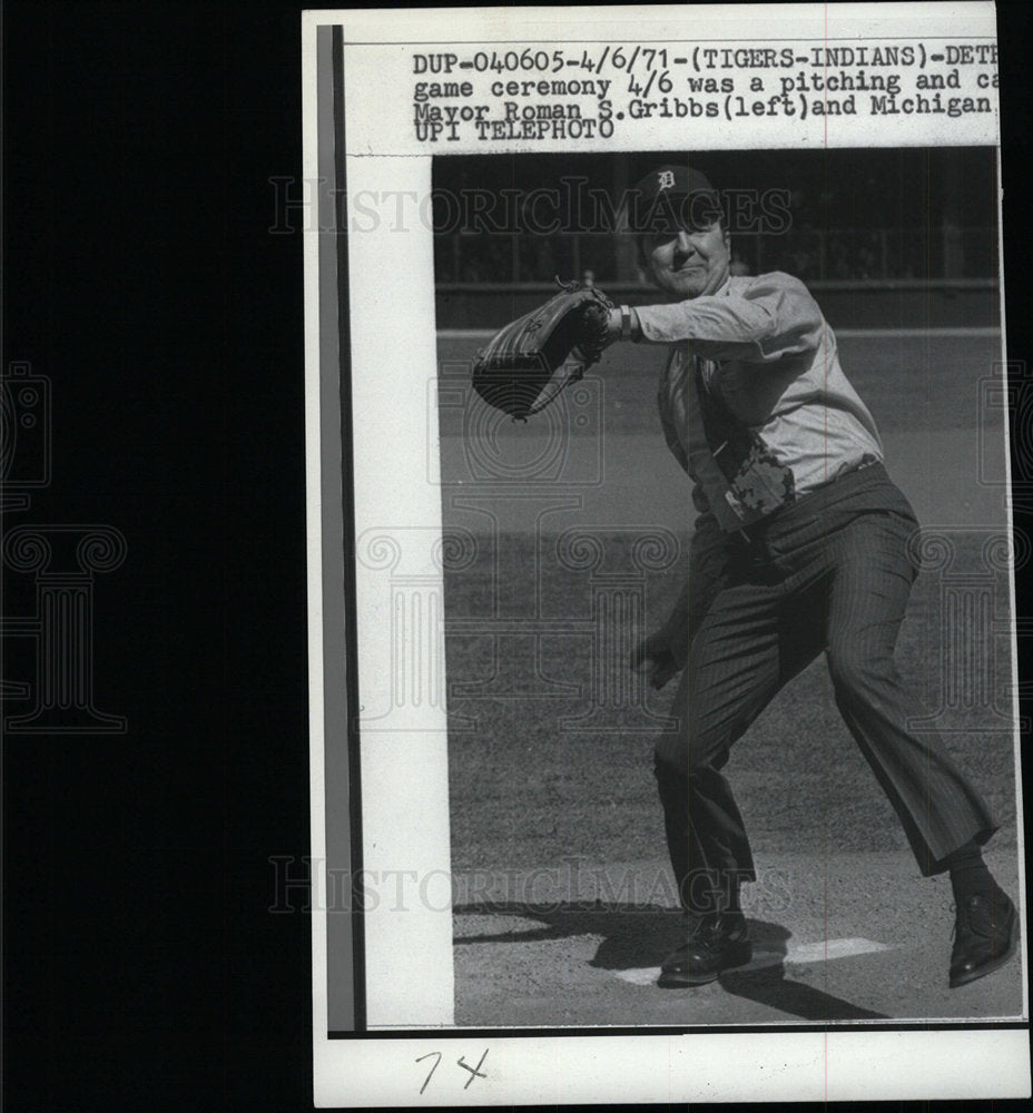 1971 Press Photo Mayor Gribbs Pitches In A Game - Historic Images