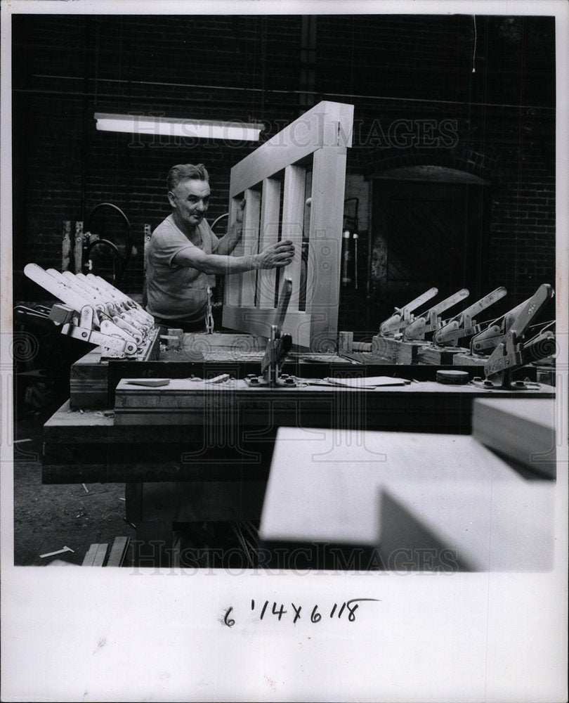 1964 Press Photo worker operates lock pressing machine - Historic Images