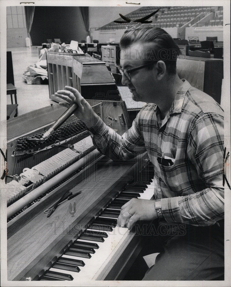 1967 Press Photo Harlan Kelly piano tuner at work. - Historic Images
