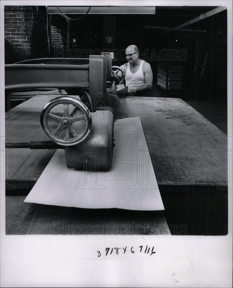 1964 Press Photo Winston DeMode Veneer Glue Machine - Historic Images