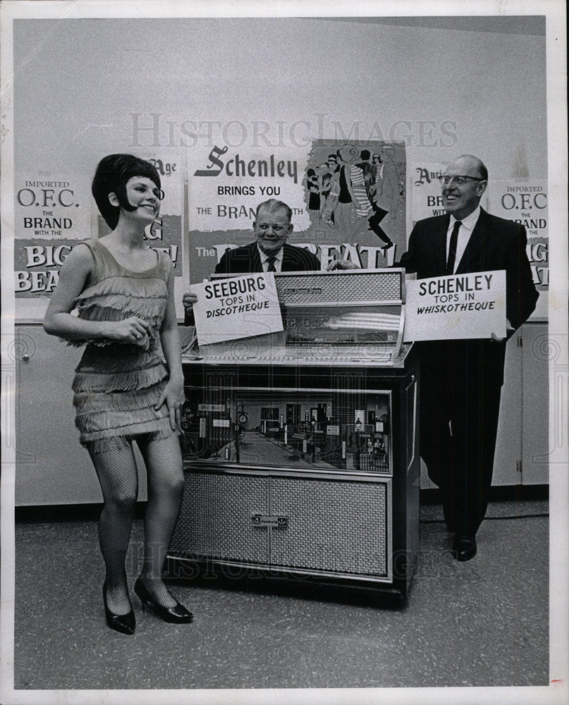 1965 Press Photo A Go Go Donna Schenley Party - Historic Images