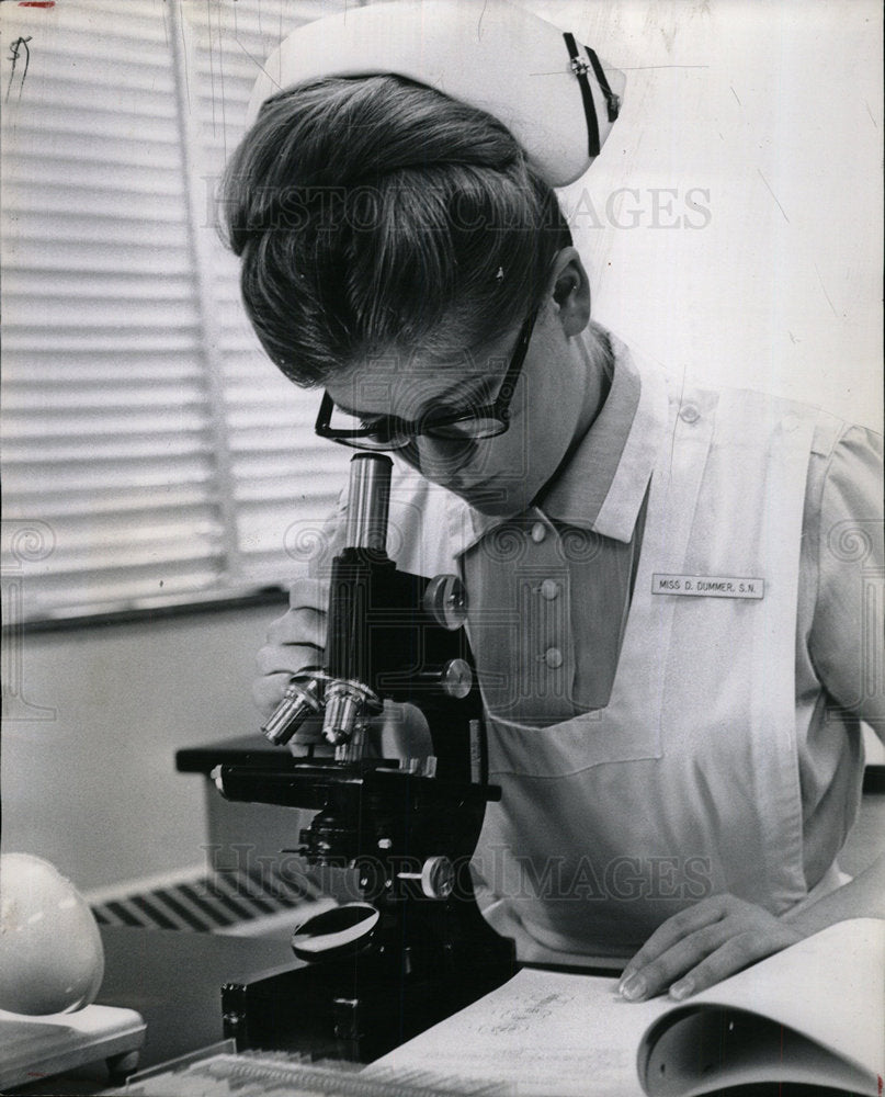 1966 Press Photo Diane Dummer Nurse Microscope - Historic Images