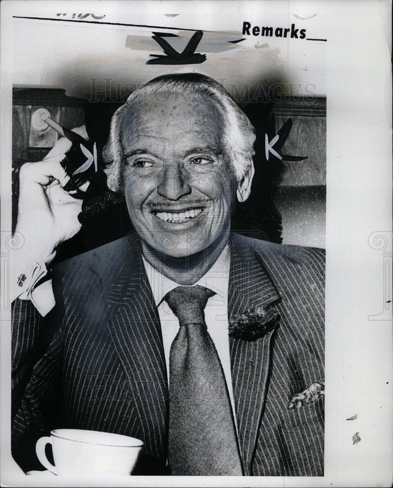 1975 Press Photo Douglas Fairbanks Actor Naval Office - Historic Images