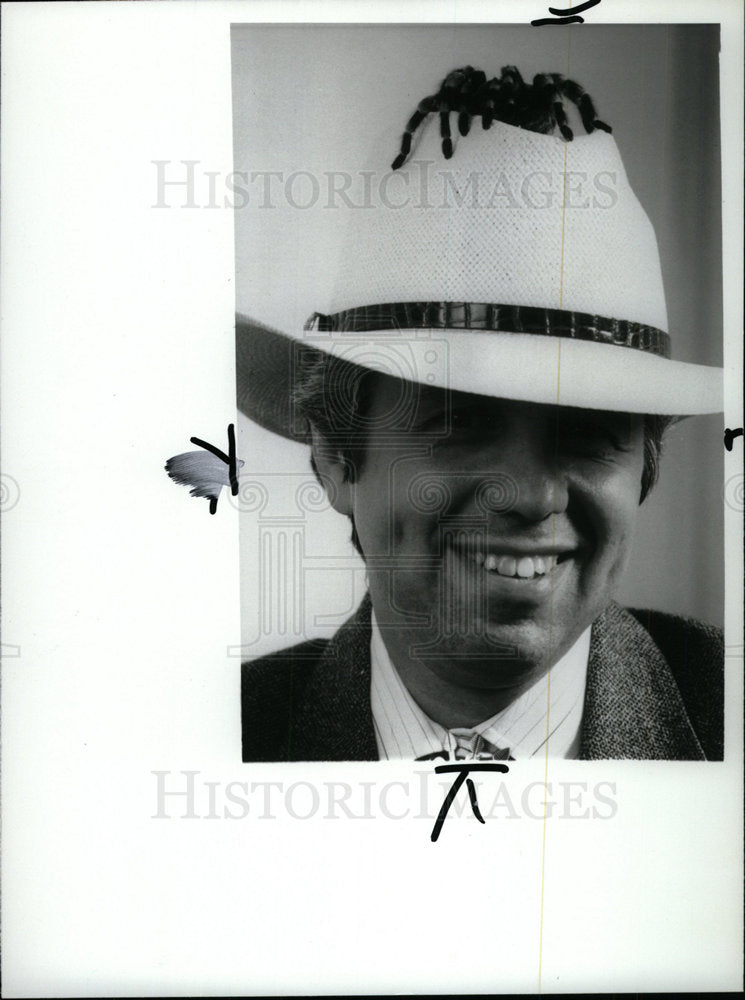 1991 Press Photo Raymond Mendez Shows Off Tarantula - Historic Images