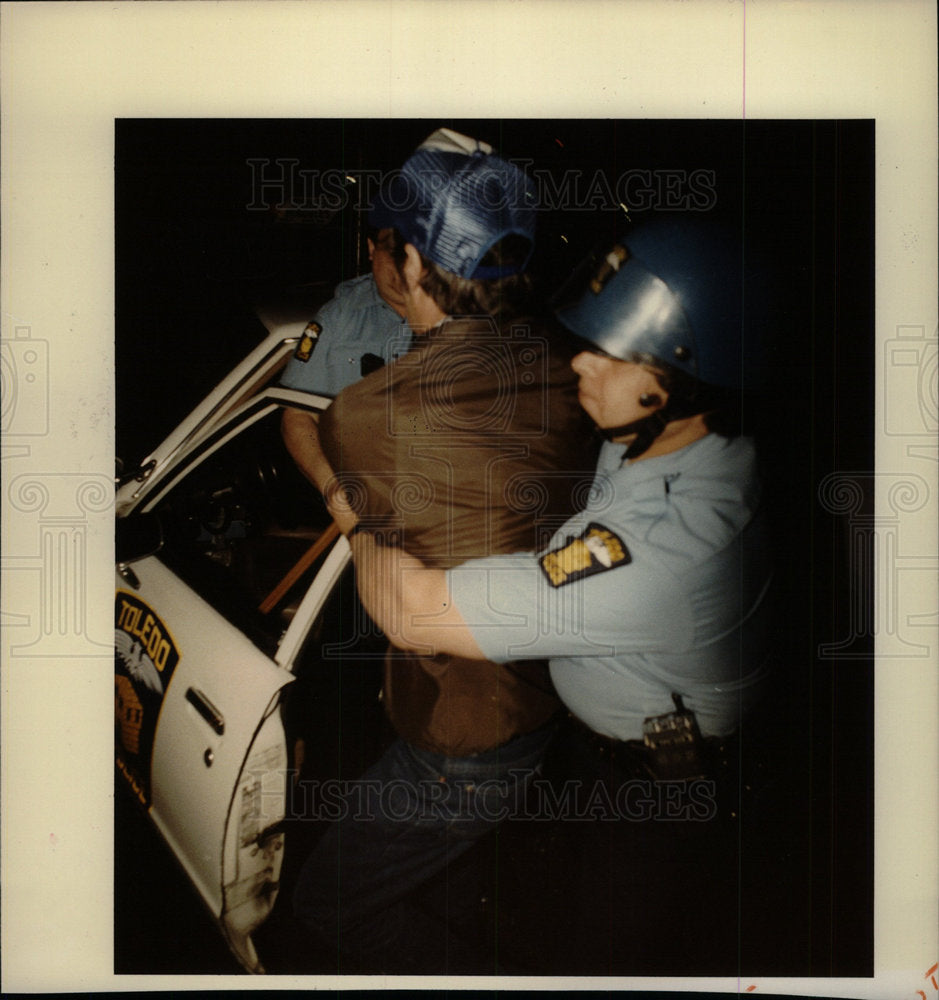 1984 Press Photo Strike Ohio Dempnstrator Arrested - Historic Images