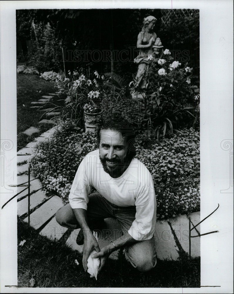 1993 Press Photo Hair Stylist Yiannis Karimalis Garden - Historic Images