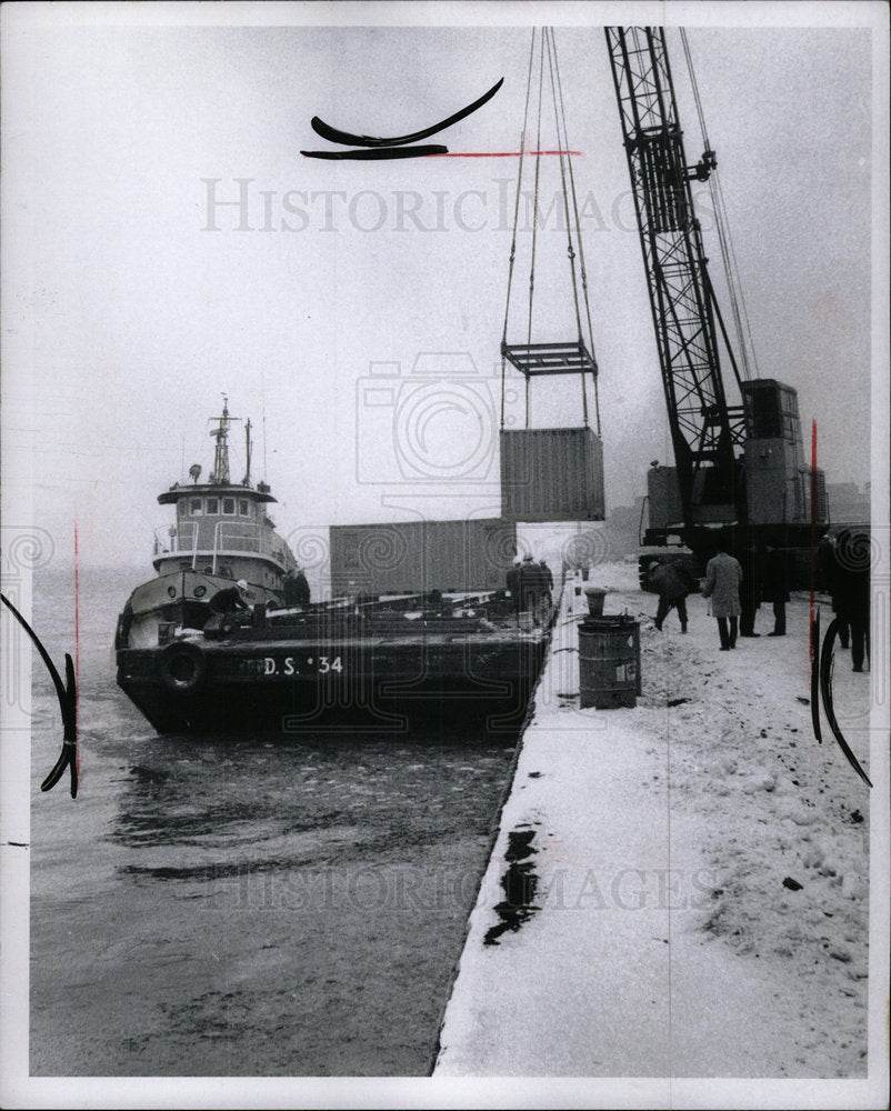 1970 Press Photo Detroit Harbor Crane Loading Barge - Historic Images