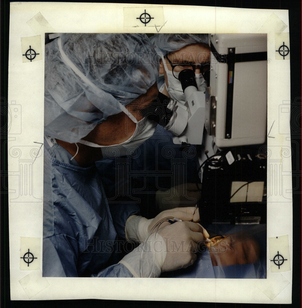 1990 Press Photo Cataract Surgery Univ. of Michigan - Historic Images