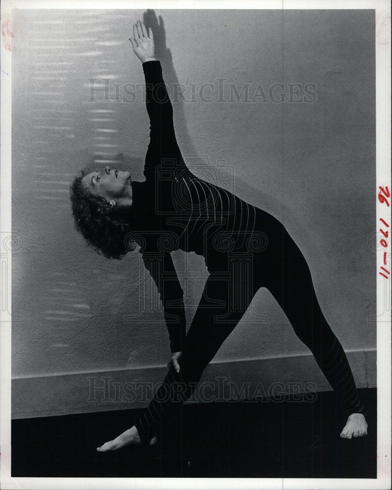 1982 Press Photo Ina Hambrick yoga instructor - Historic Images