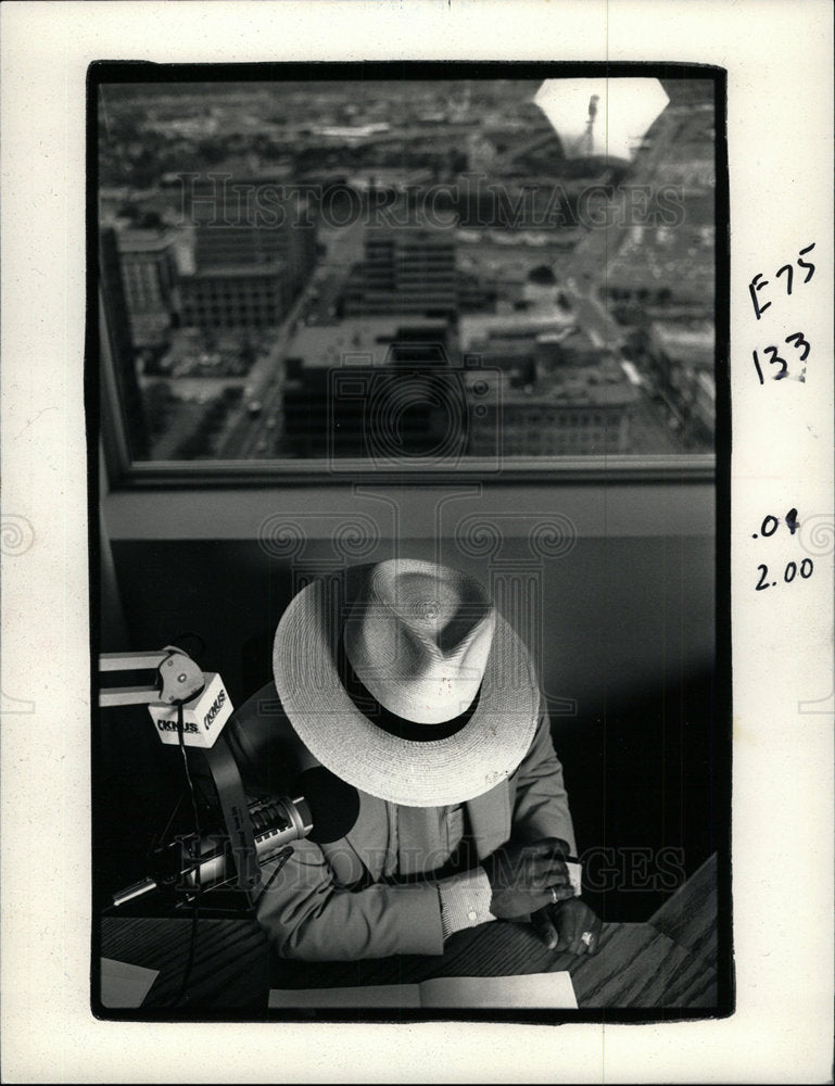1987 Press Photo Ken Hamblin Host Radio Show - Historic Images