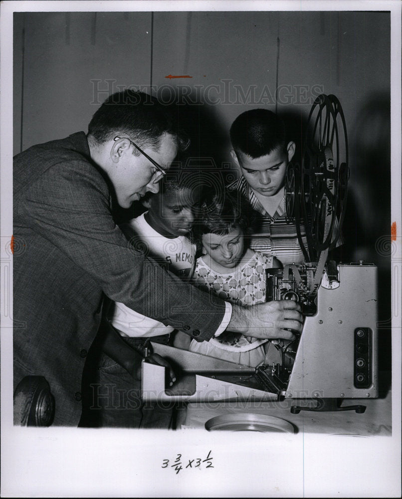 1961 Press Photo Rev Philip doster Visits Children - Historic Images