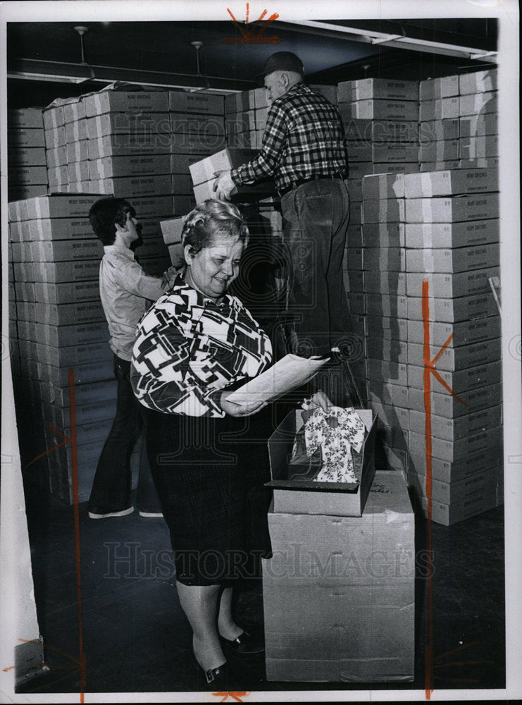 1972 Press Photo Sonia Tret checks contents of box - Historic Images