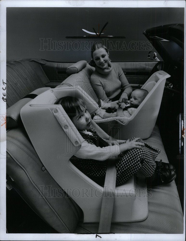 1973 Press Photo Children Sit In Car Seats - Historic Images