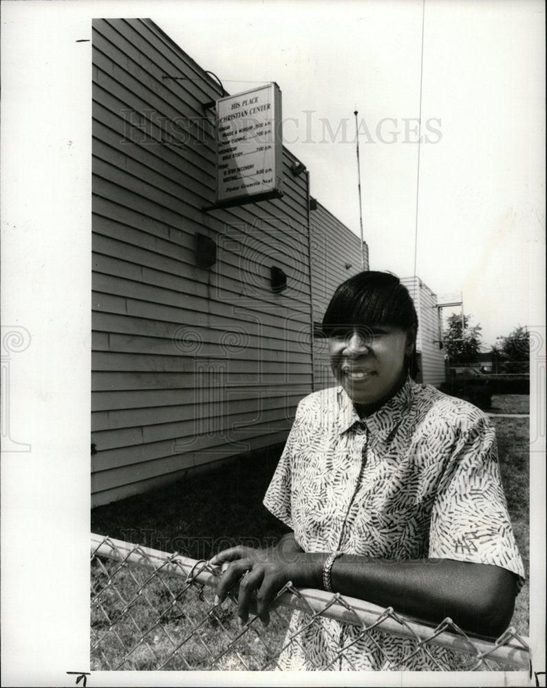 1991 Press Photo Neal Christian Woman Shelter - Historic Images