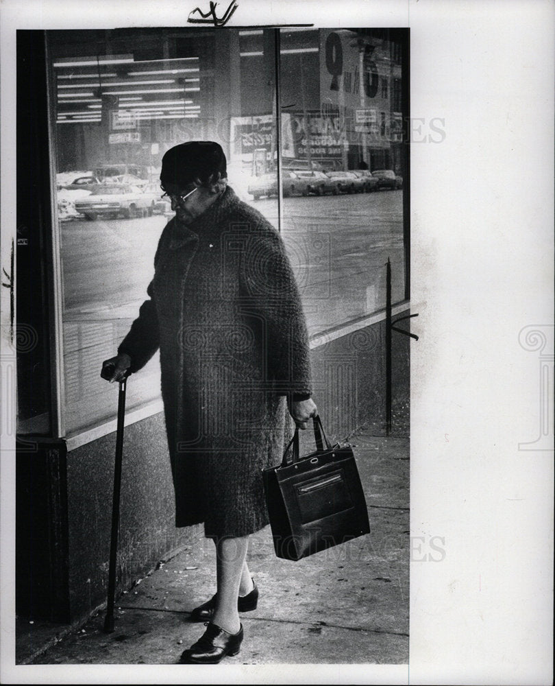 1978 Press Photo Older Woman Purse Coat Hat Cane - Historic Images