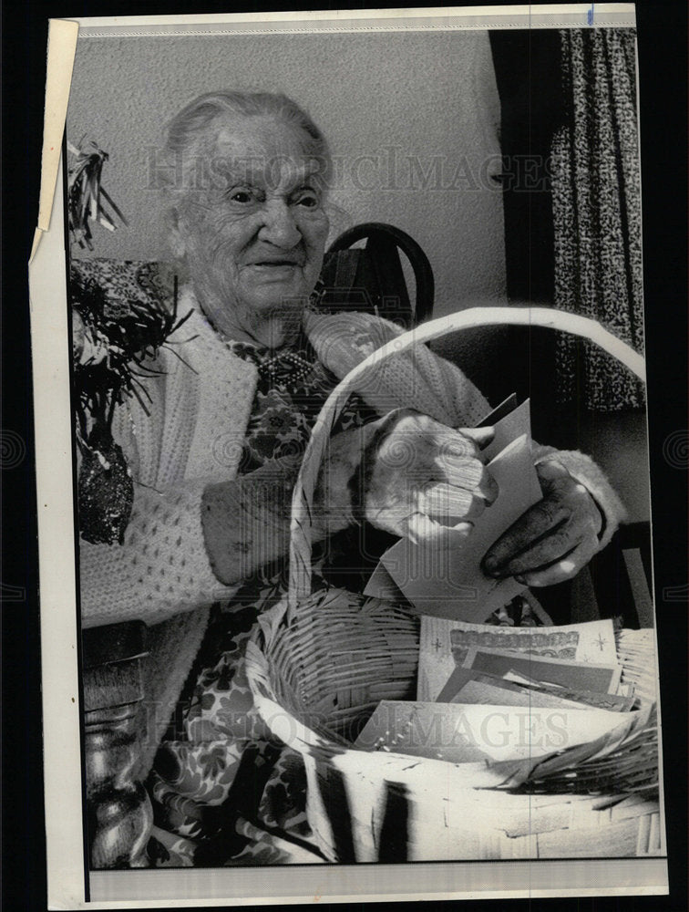 1972 Press Photo Older Woman Cards Basket - Historic Images