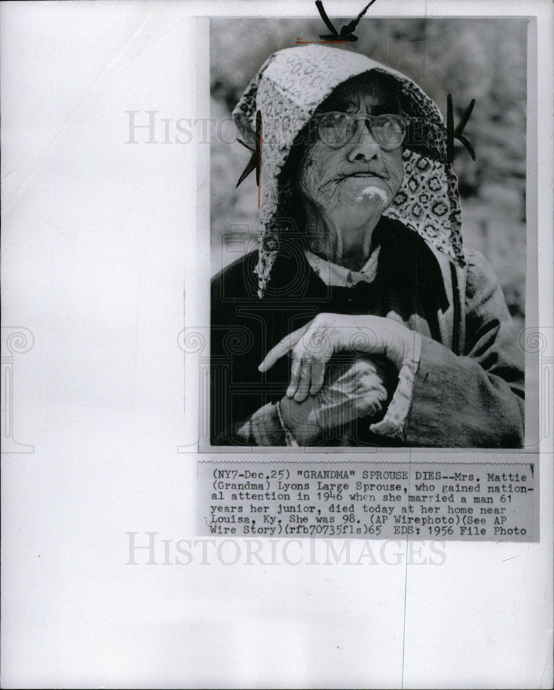 1956 Press Photo Mrs. Mattie Grandma Lyons Large Sprou - Historic Images