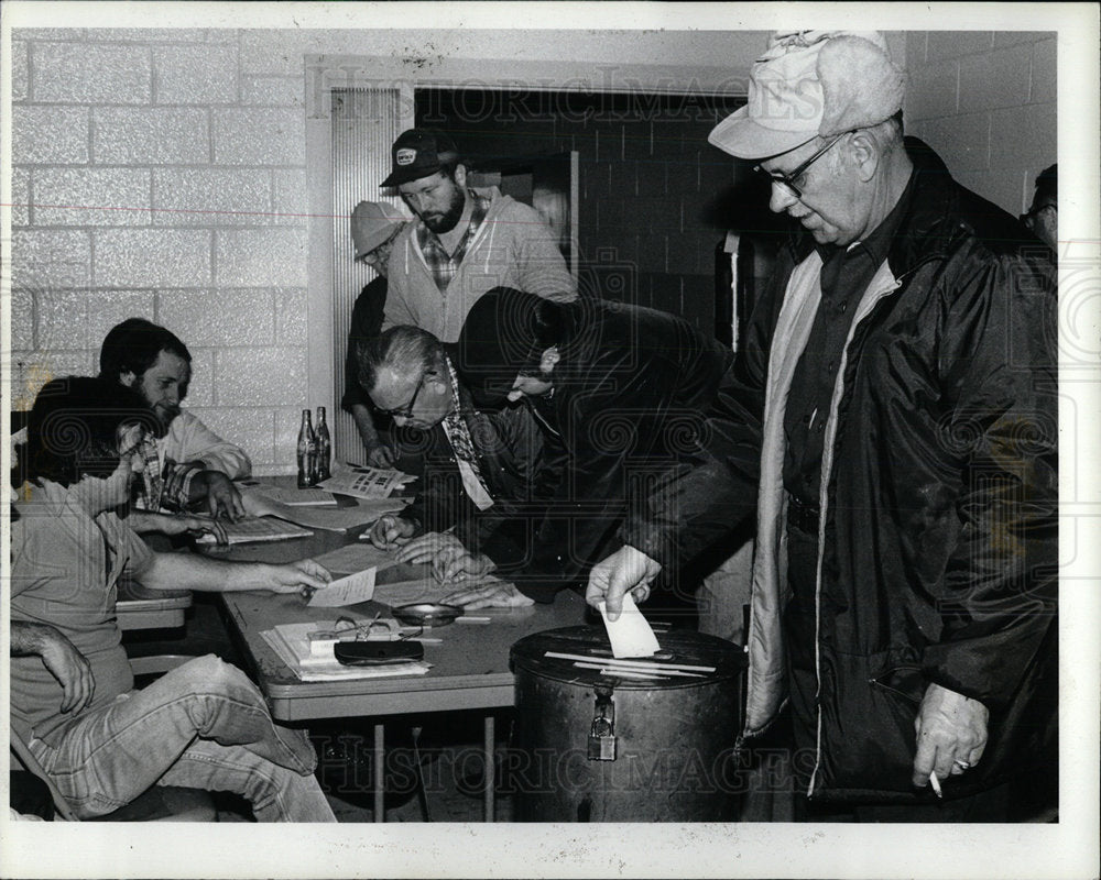 1981 Press Photo Harry Doolittle  Livonia votes - Historic Images