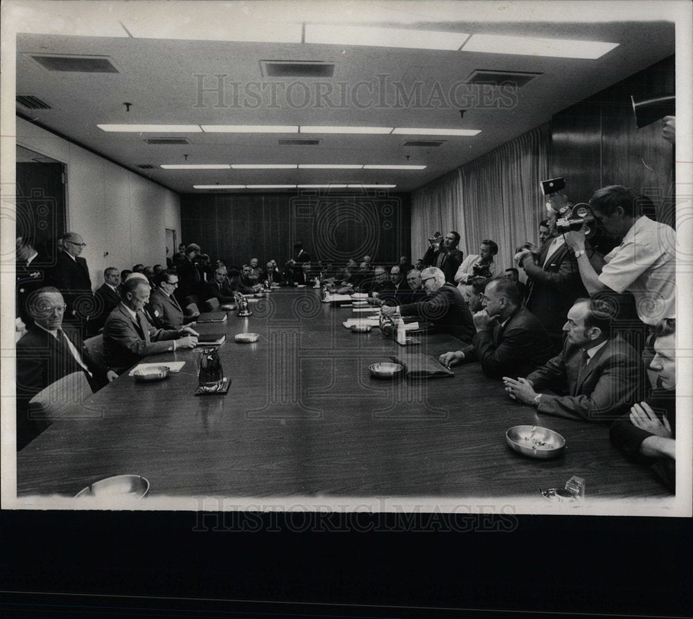 1970 Press Photo Chrysler & UAW at bargaining 1970 - Historic Images