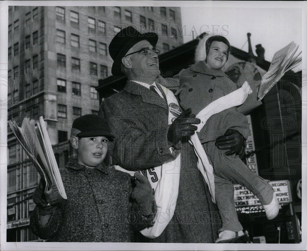 1956 Press Photo Old Newsboy Walter Schmier & Children - Historic Images