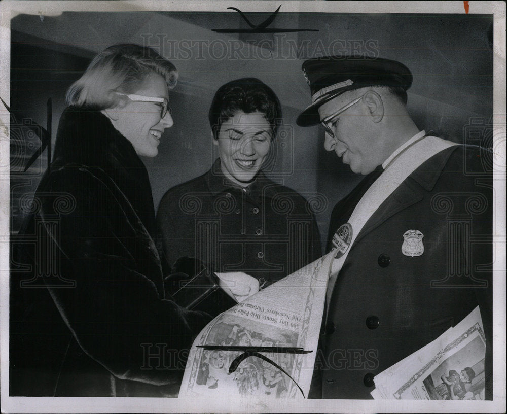 1955 Press Photo Newsboy Newspaper Women - Historic Images