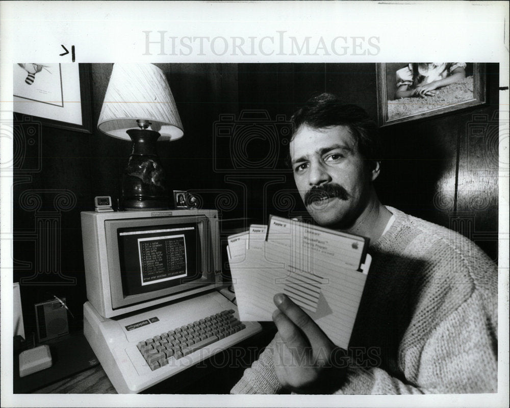 1988 Press Photo Greg Slanina Computer Apple III - Historic Images
