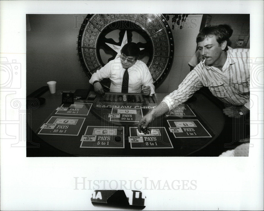 1987 Press Photo Indian Style Gambling - Historic Images