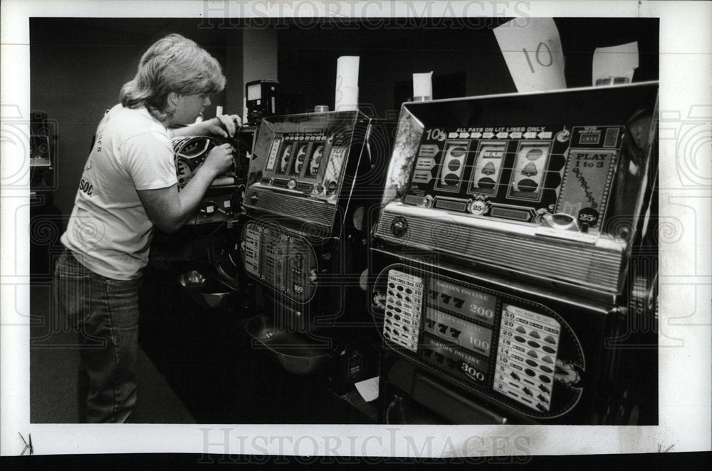 1988 Press Photo Slot Technician Chjristopher Roth - Historic Images