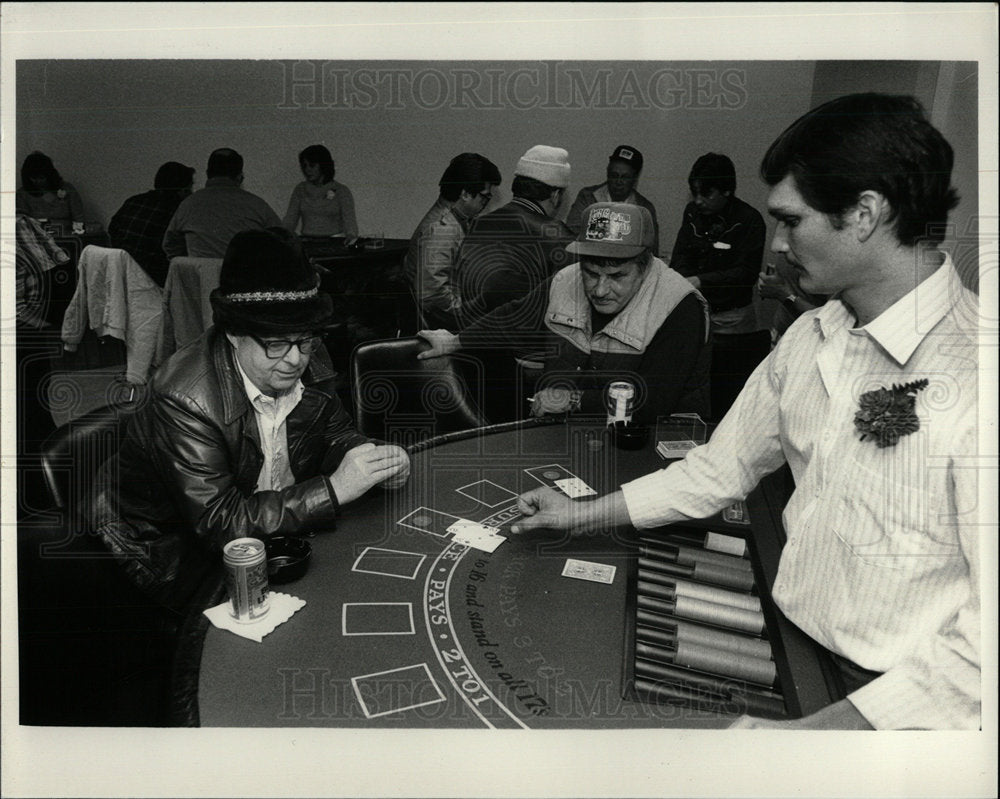 1985 Press Photo Peoples playing Gambling Michigan Club - Historic Images
