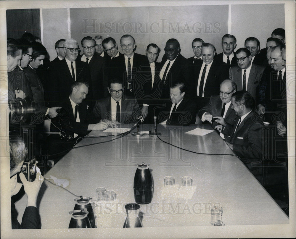 1967 Press Photo Ford Motors UAW Contract Signing - Historic Images