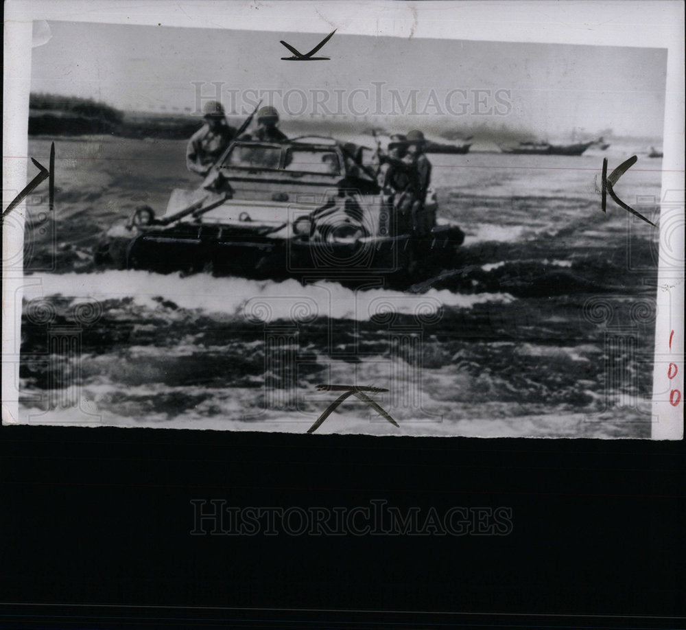 1950 Marine Duck Heads For Korean War-Historic Images