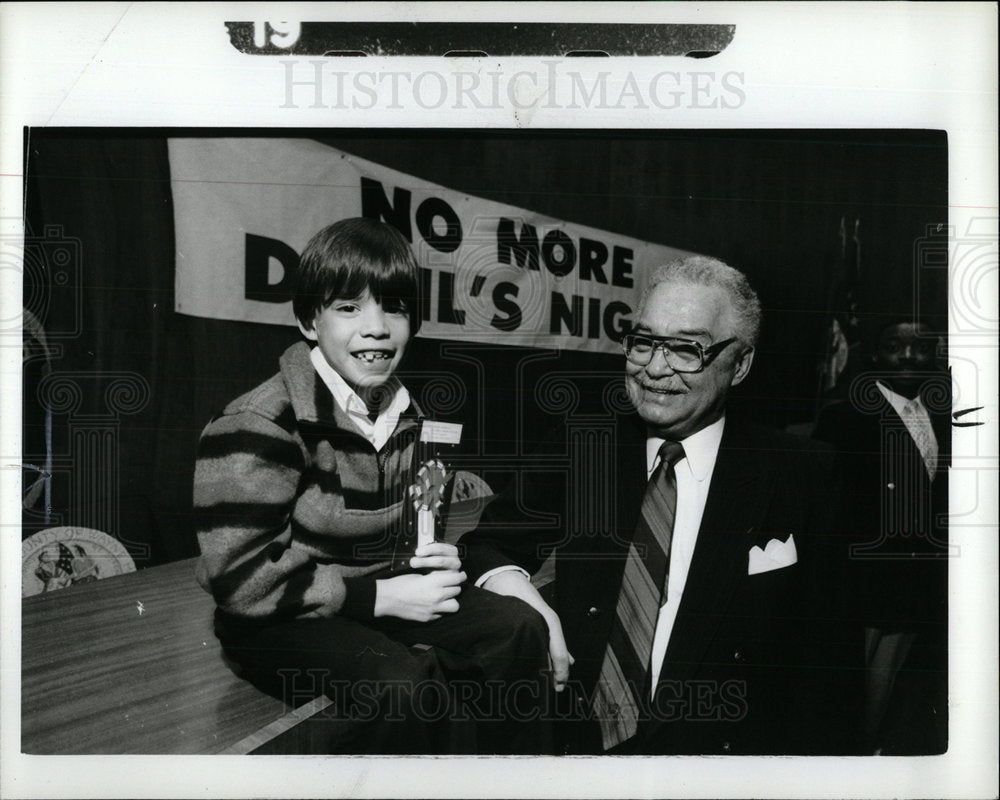 1987 Press Photo Jason Oribello Mayor Coleman Young  - Historic Images