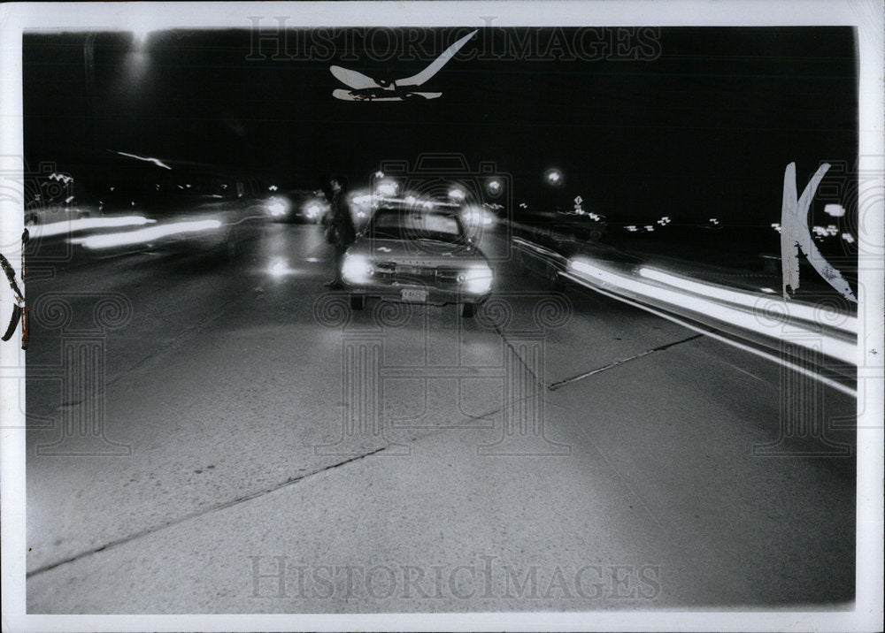 1973 Press Photo Police Along Middle Lane Of Highway - Historic Images