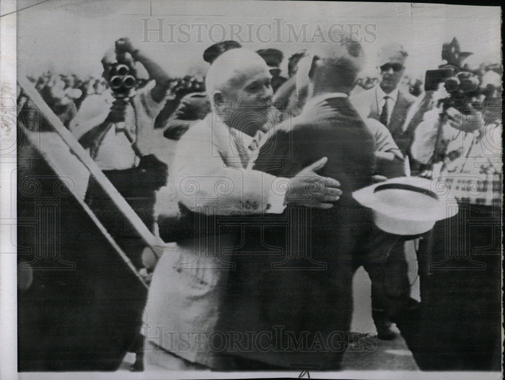 1959 Press Photo Khrushchev Poland Gomulka Hugging Bear - Historic Images