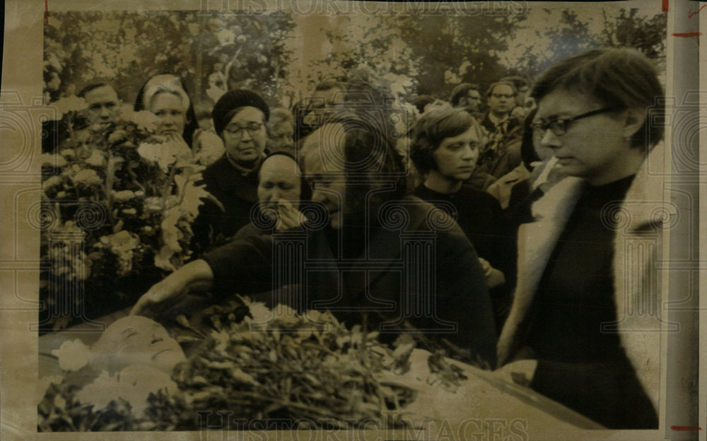 1971 Press Photo Khrushchev&#39;s Widow Bids Final Farewell - Historic Images