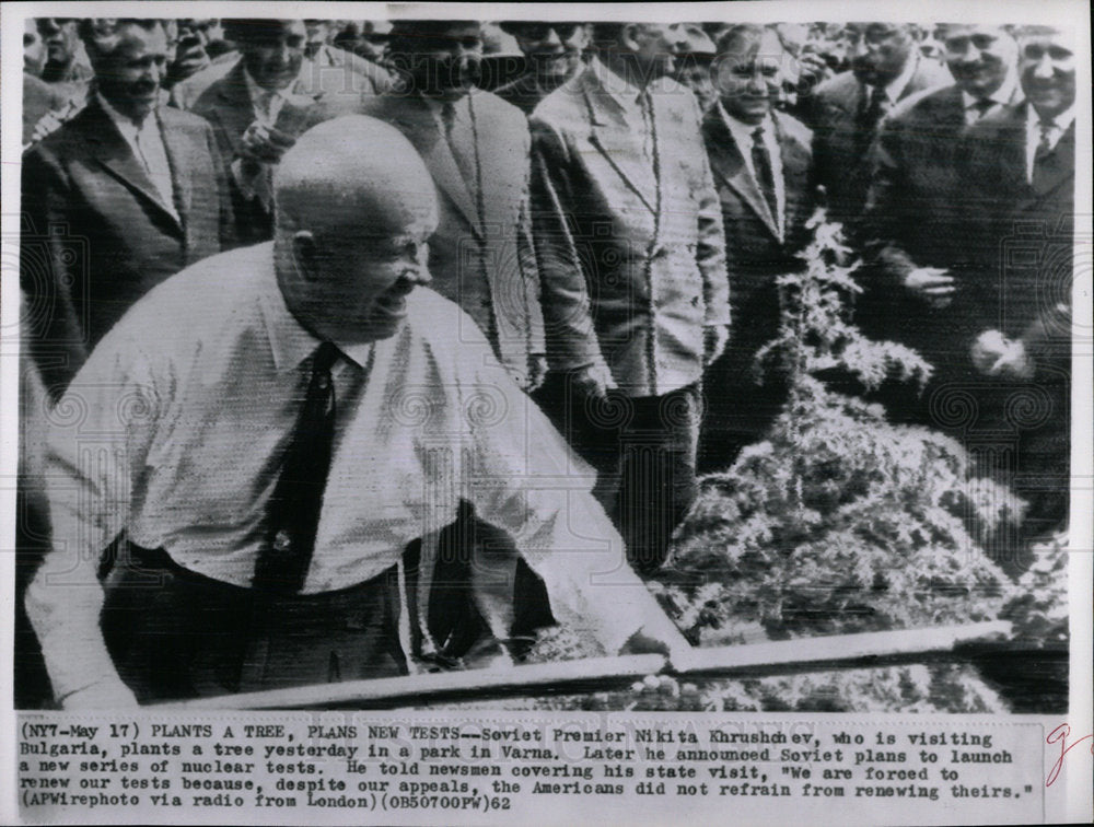 1962 Press Photo Khrushchev Plants A Tree In Bulgaria - Historic Images